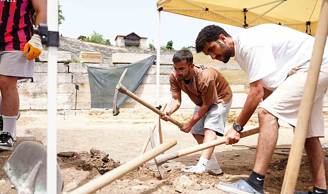 Antik kent kazısına gönüllüler de destek verdi