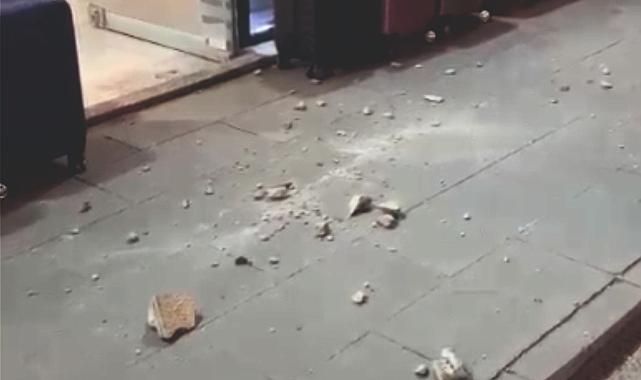 Çatıdan düşen taşlar tehlike oluşturuyor!