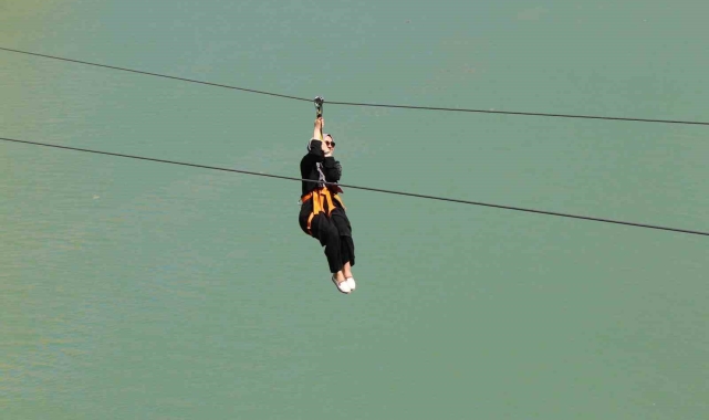 Fırat Nehri'nin muhteşem manzarası eşliğinde yapılan zipline ve tekne turu turistlerin vazgeçilmezi