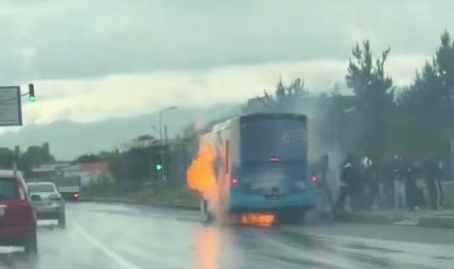 Otobüs bir anda alev aldı, yolcular panikle kaçtı