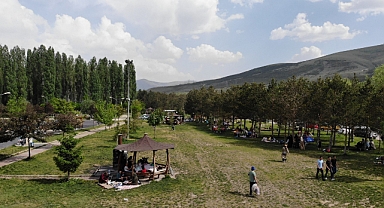 Piknik alanları doldu taştı