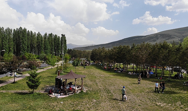 Piknik alanları doldu taştı