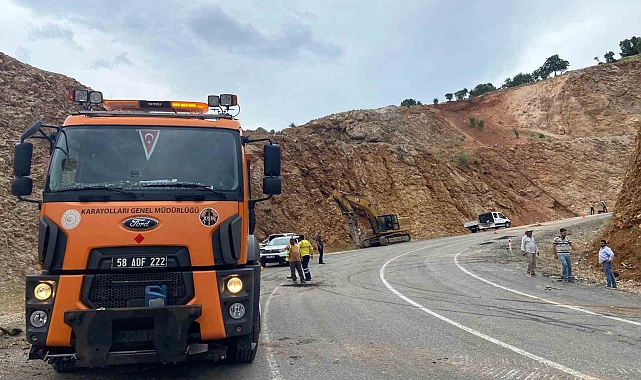Yoldan çıkan tırın üzerindeki iş makinası düştü