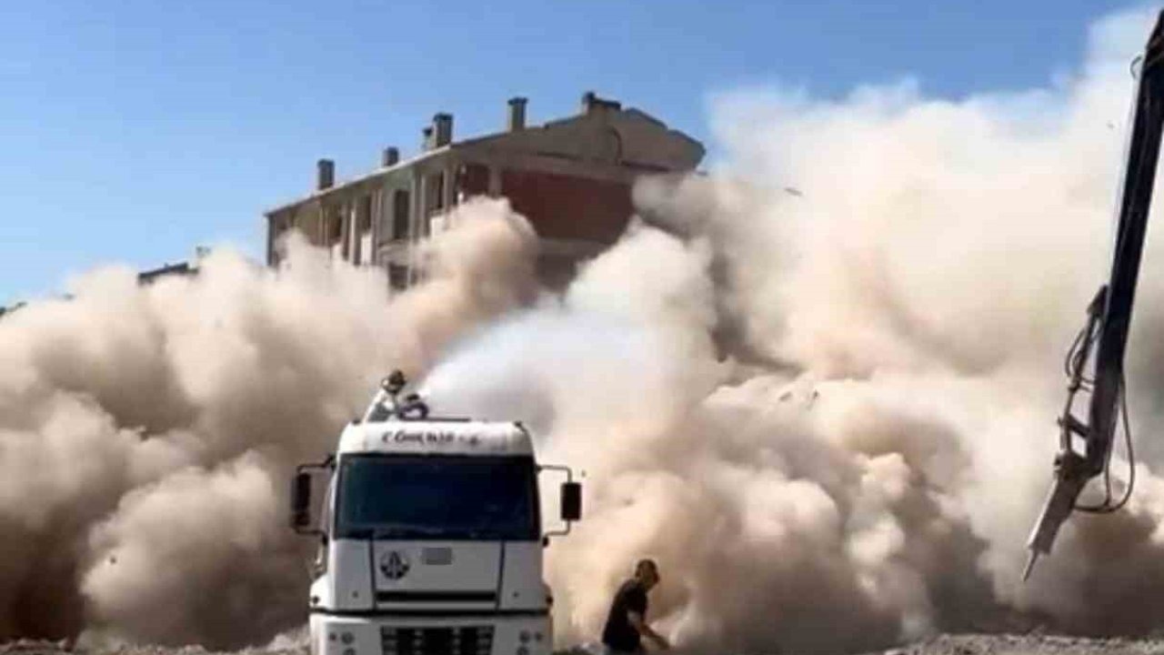 Elazığ’da ağır hasarlı bina tek dokunuş ile yıkıldı