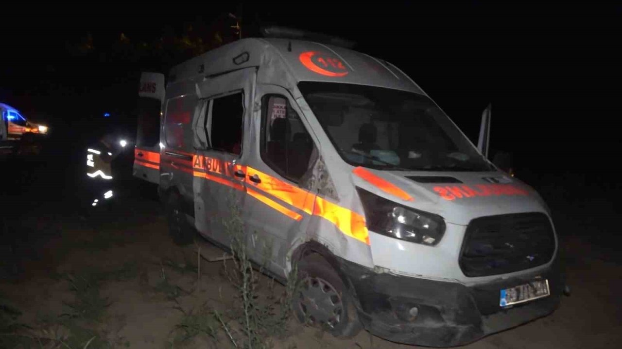 Elazığ’da ambulans şarampole uçtu: 2 yaralı