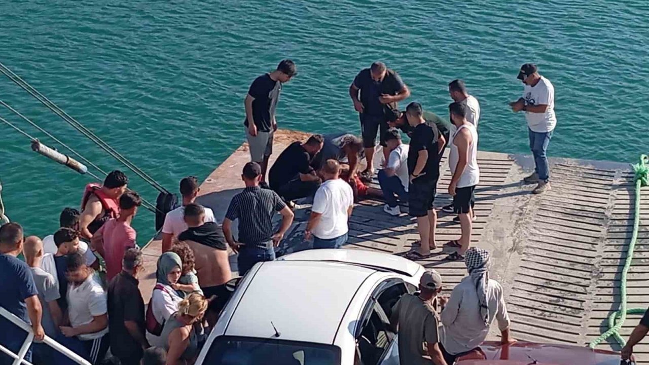 Feribottan atlayan şahsı vatandaşlar kurtardı