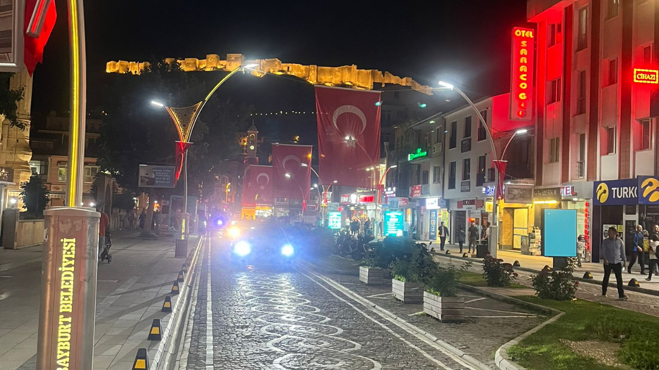 Bayburt kırmızı beyaza büründü