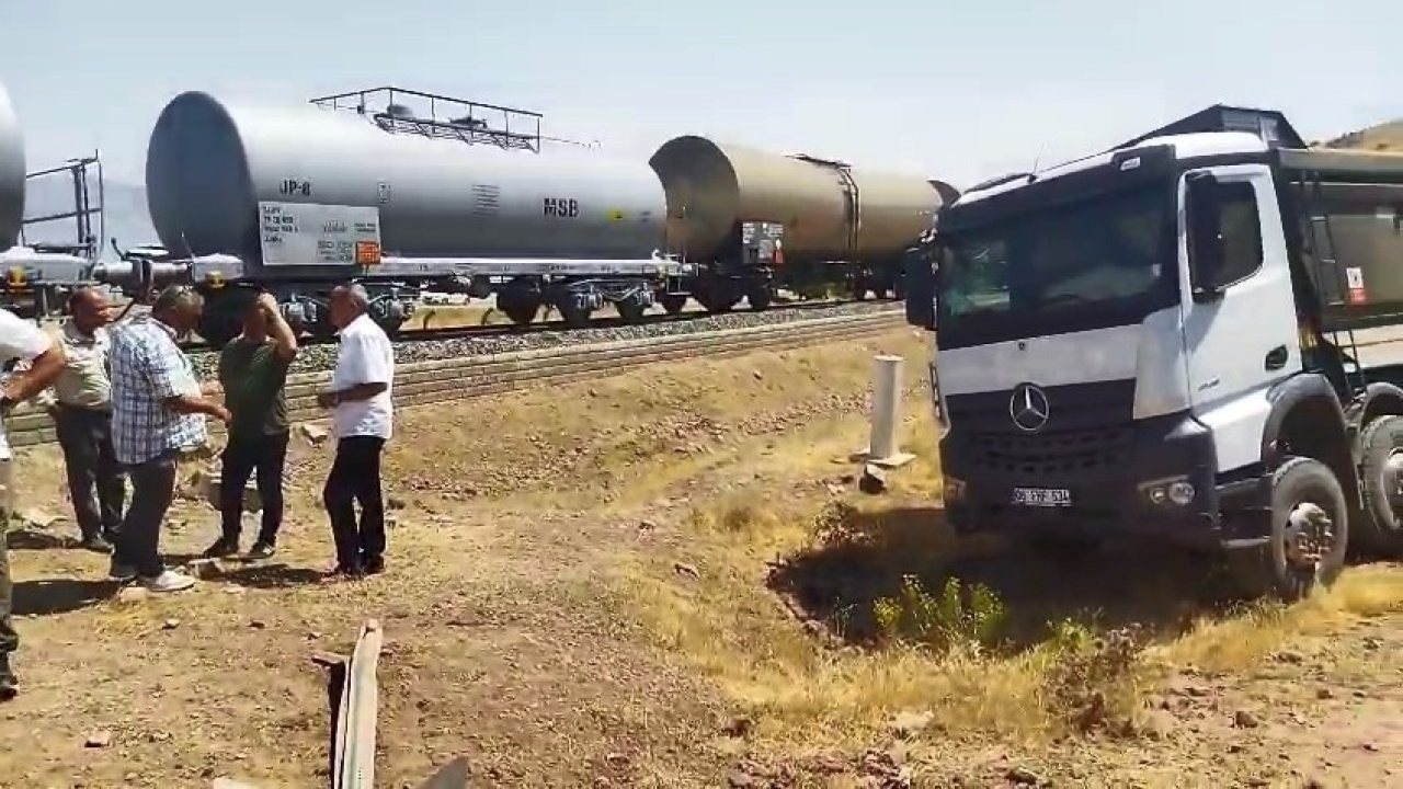 Elazığ’da tren kamyona çarptı: 1 yaralı