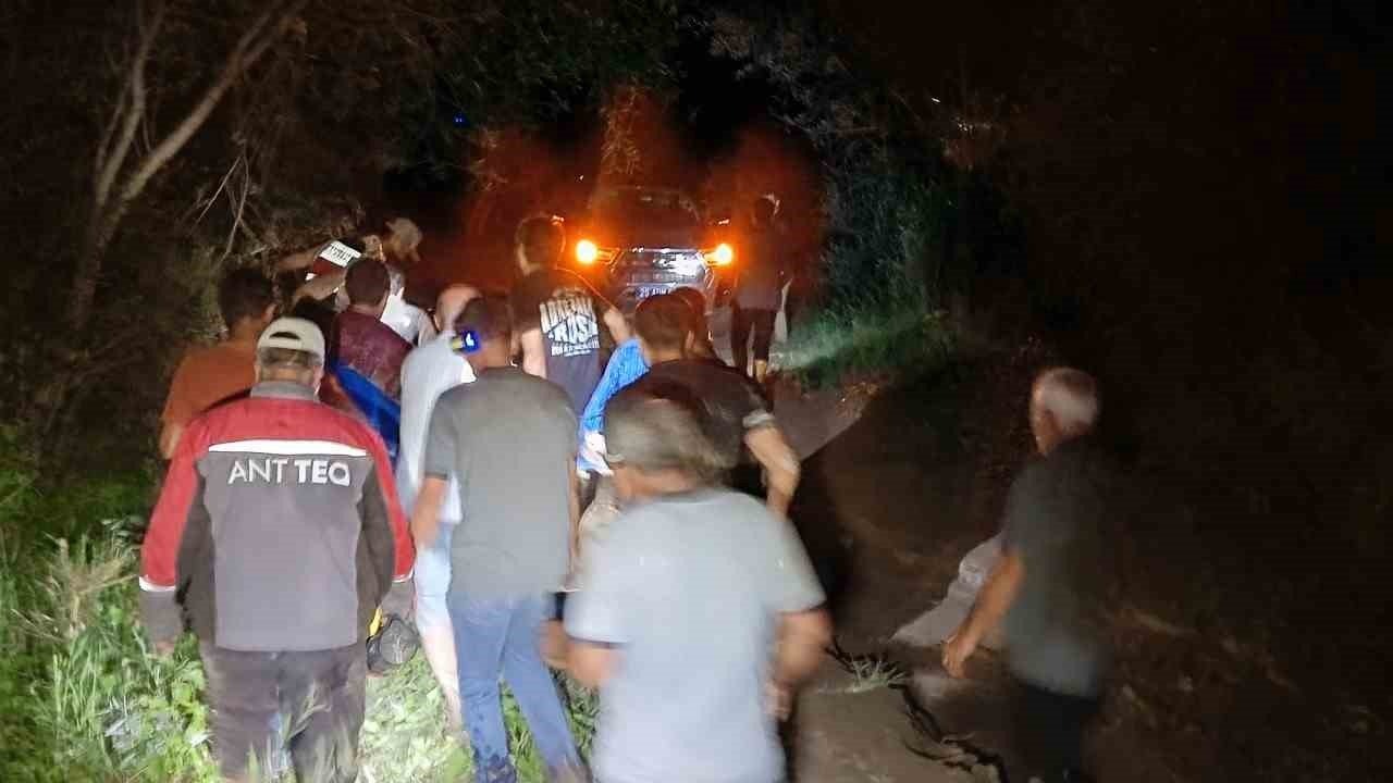 Oltu’da otomobil sel sularına kapıldı: Sürücü araçtan atladı, eşi sürüklendi