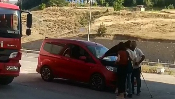 Aracın motoruna sıkışan kedi kurtarıldı