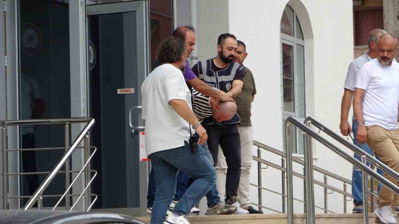 Boşanmak üzere olduğu eşini öldüren şahıs sorgusunun ardından adliyeye sevk edildi