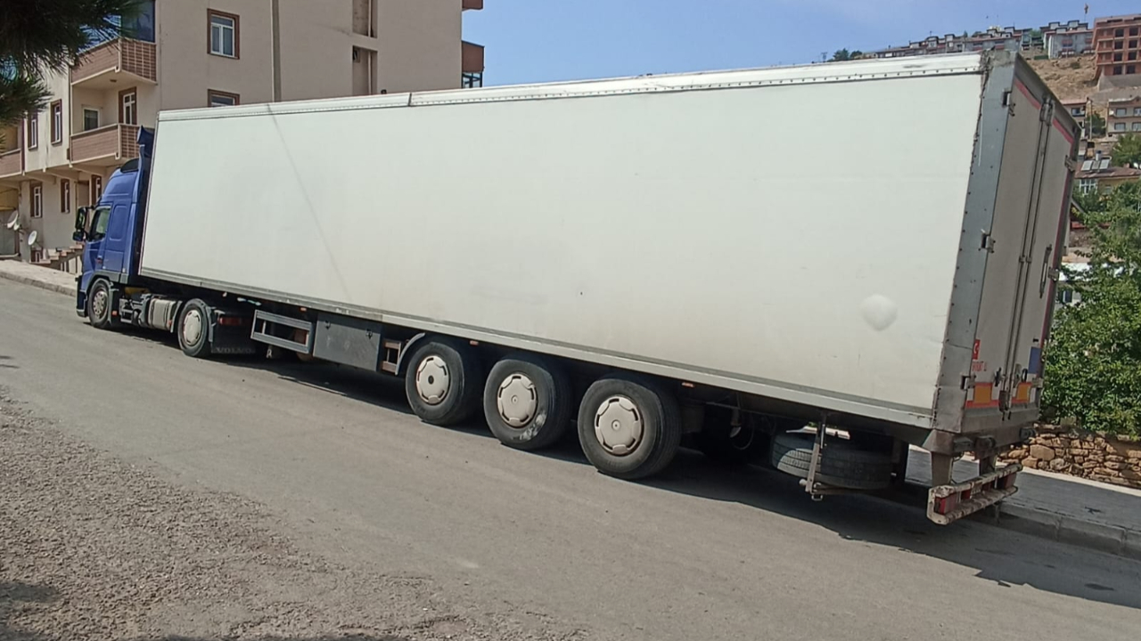 Mahalle aralarında kamyon tehlikesi: Dar sokaklarda kaza riskini artıyor