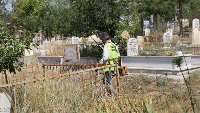 Mezarlık ve türbelerde yoğun mesai