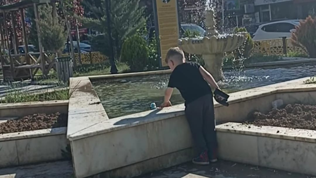 Süs havuzları çocukların akınına uğruyor