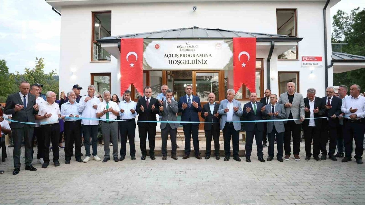 Depremde yıkılan caminin yerine yenisi yapıldı