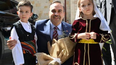 Bakan Kacır çocuklara TOGG hediye etti