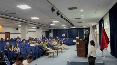 Profesörden yapay zeka uyarısı: "Bu hızlı gelişmenin arkasında kalmamalıyız"
