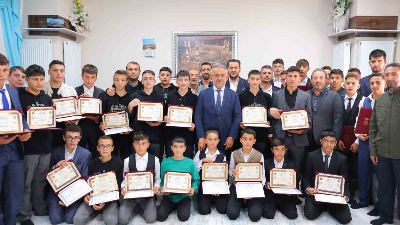55 öğrenci hafızlık belgelerini aldı