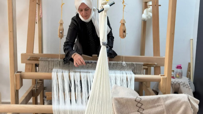Ehram ve kilim dokumacılığı o merkezde hayat buluyor