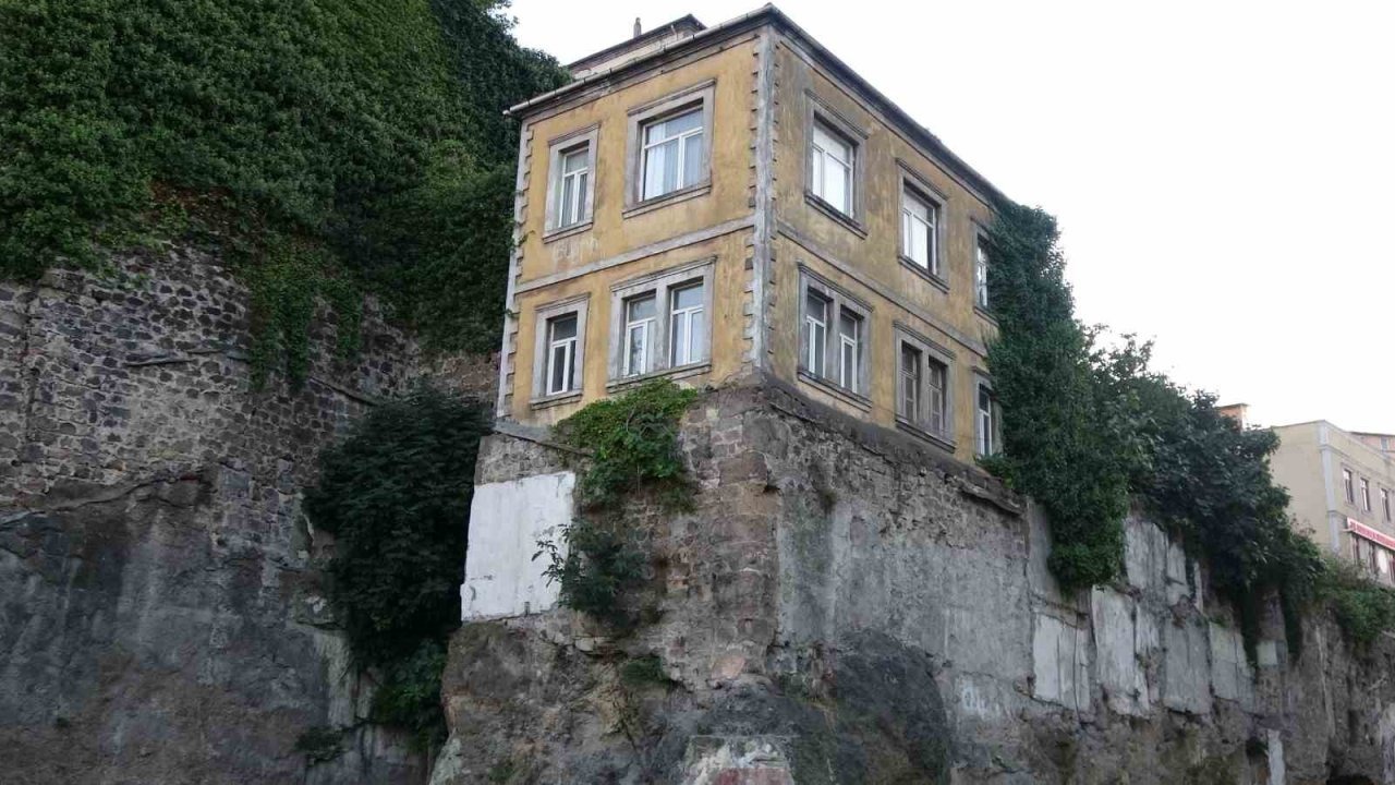 Trabzon’un tarihi surları üzerindeki evler zamana direniyor