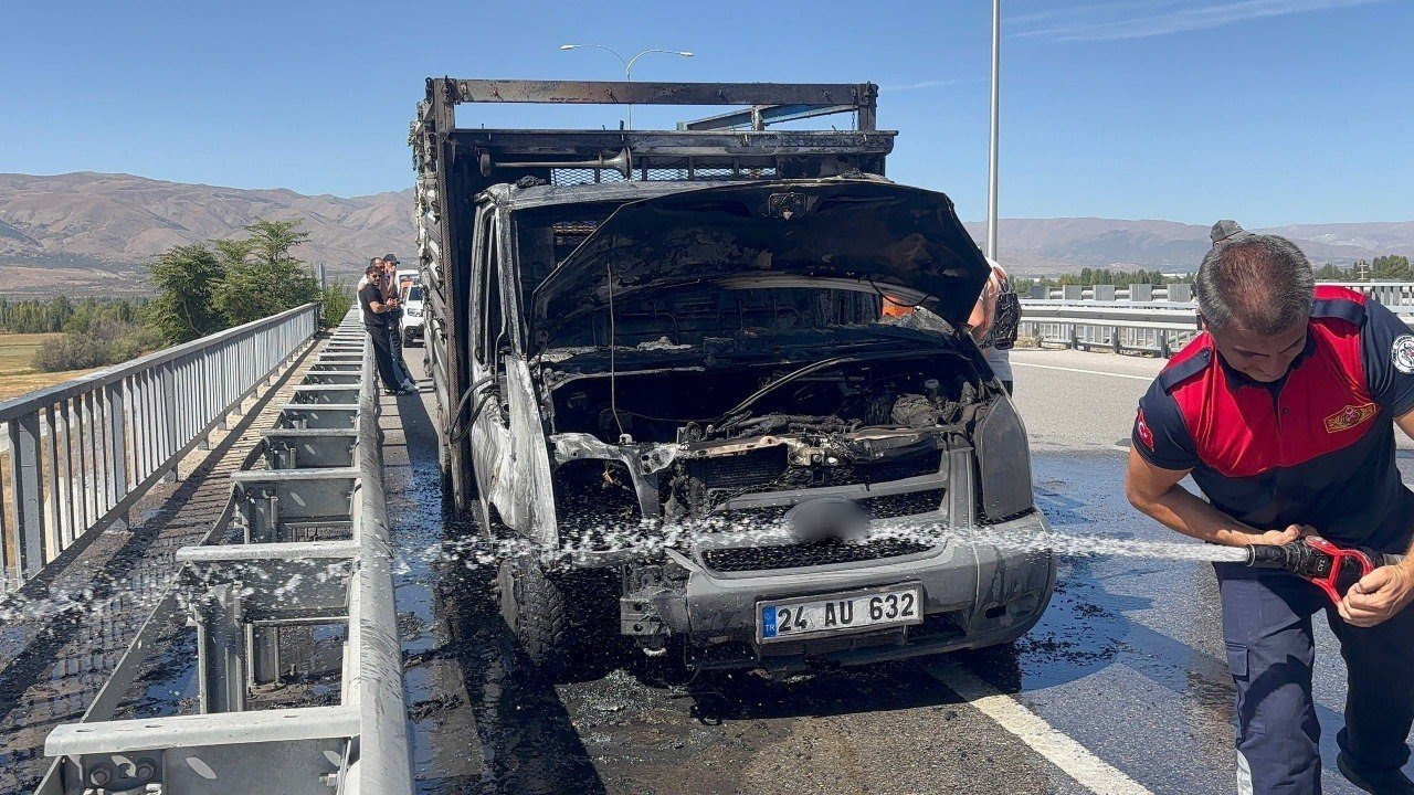 Erzincan’da seyir halindeki kamyon alev alev yandı