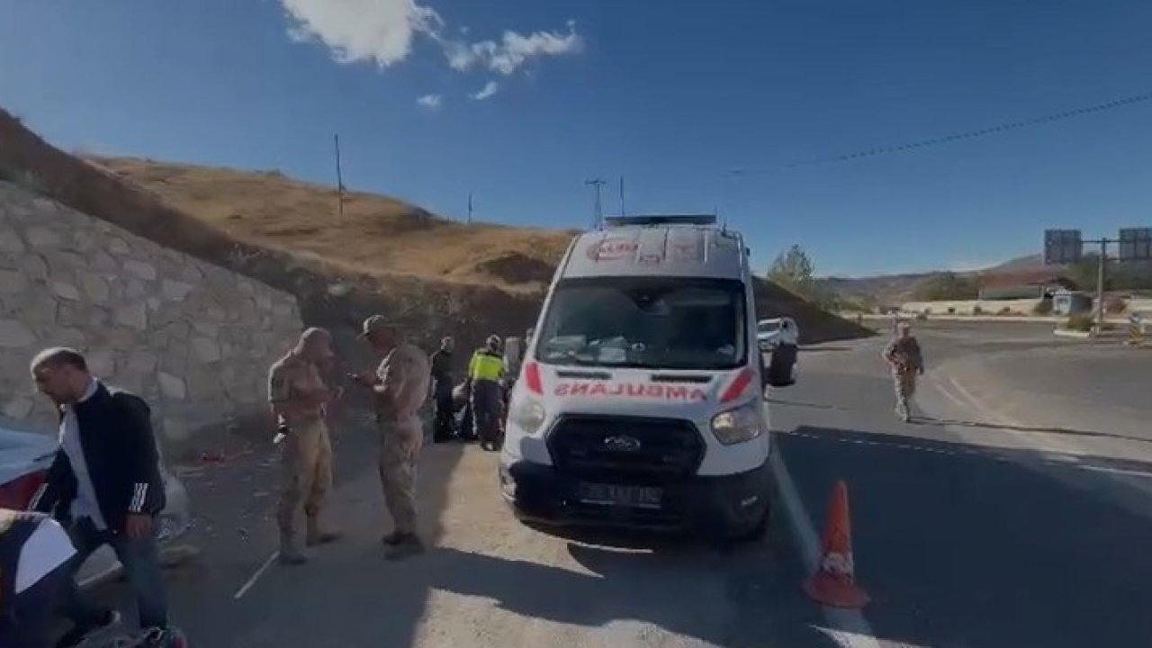 Elazığ’da otomobil durağa daldı: 1’i ağır 6 yaralı