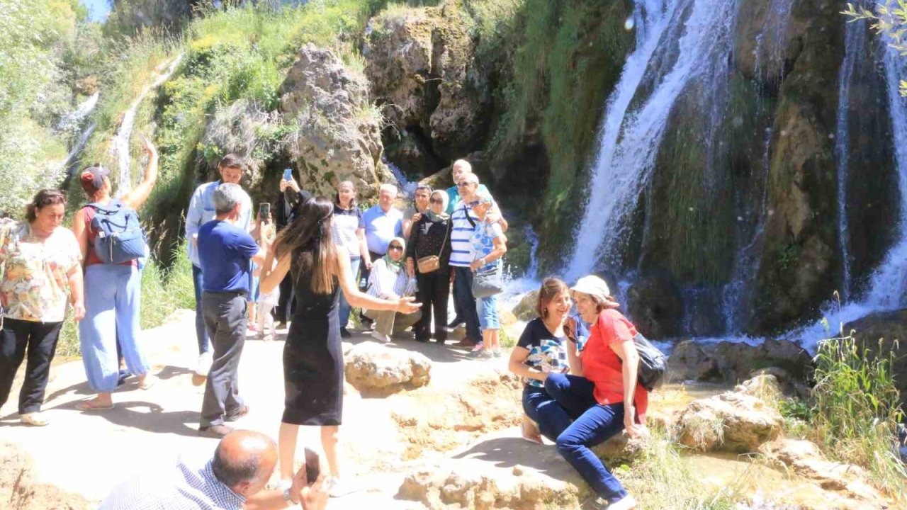 Üniversite öğrencilerinin gelmesiyle Girlevik Şelalesinde yoğunluk oluştu