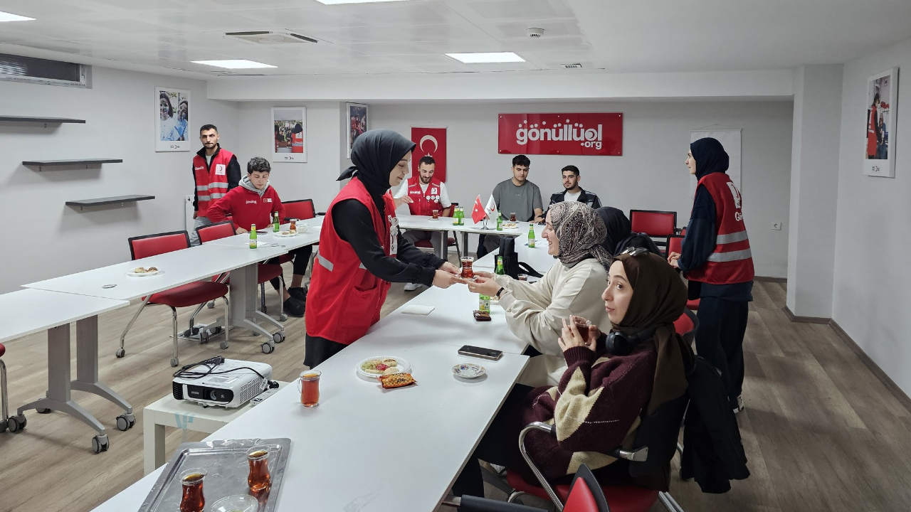 Genç Kızılay, gönüllüleriyle akşam çayında buluştu