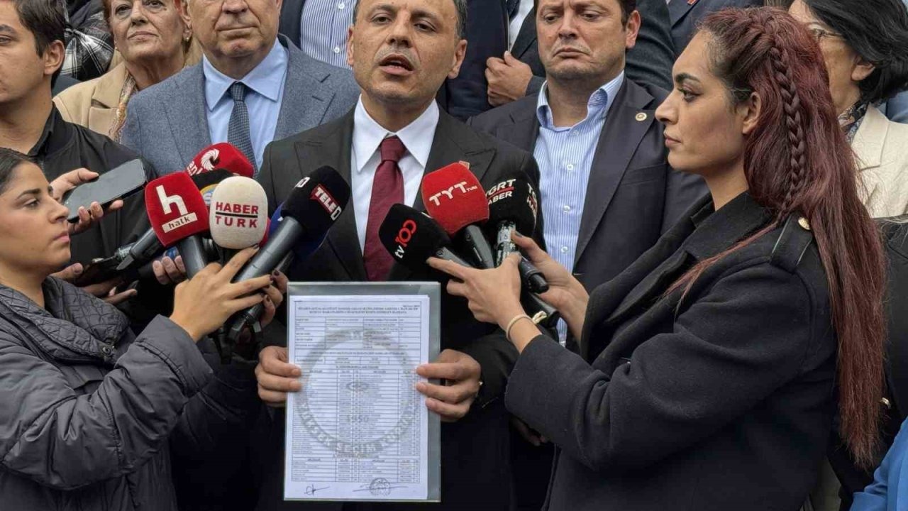 Yeniden CHP İstanbul İl Başkanı seçilen Özgür Çelik mazbatasını aldı