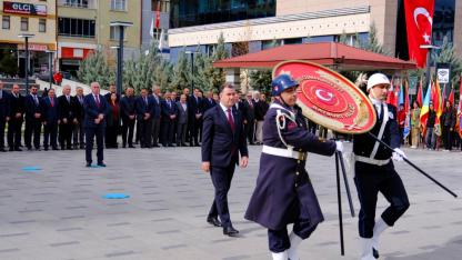 102. yıl coşkusu çelenk töreniyle başladı