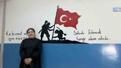 Çizdiği resimler ile okul duvarlarına estetik bir görünüm kazandırıyor