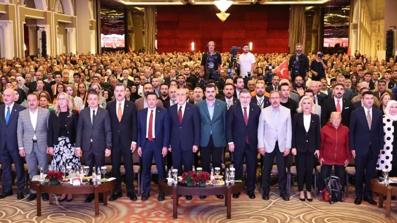 Bakan Işıkhan: "İzmir’in dağlarında çiçekler değil, çöp yığınları büyüyor"