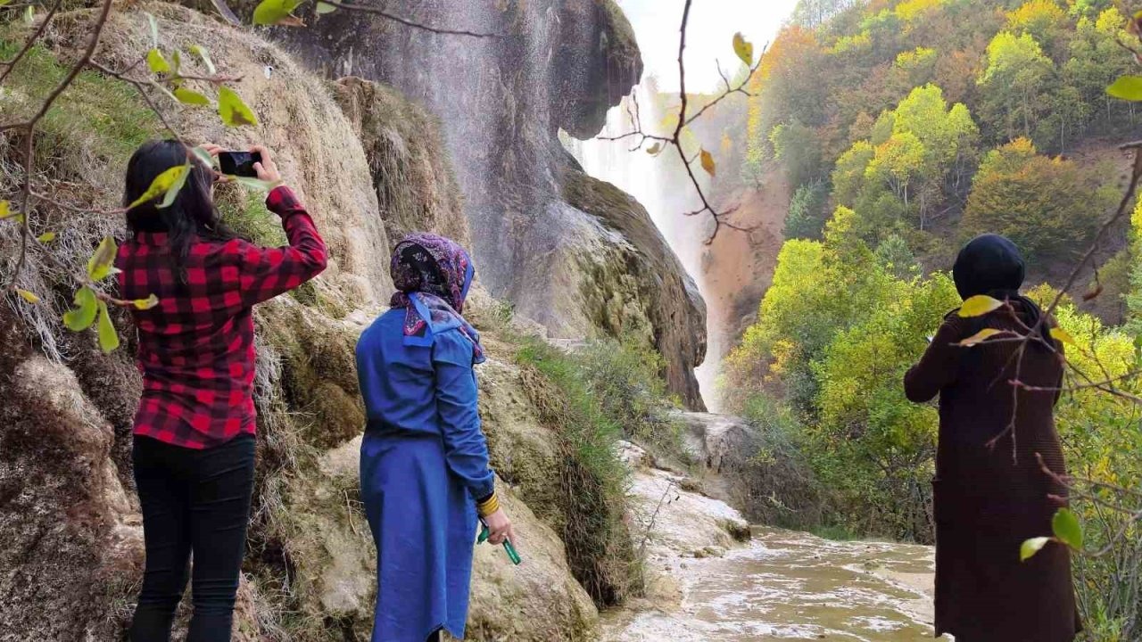 Dipsizgöl Şelalesi sonbahar güzelliğiyle mest ediyor