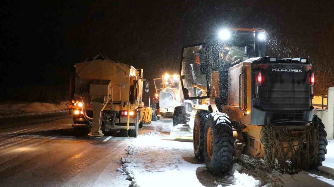 Erzincan’da ekim ayında kar ve tipi geçitlerde ulaşımı aksattı