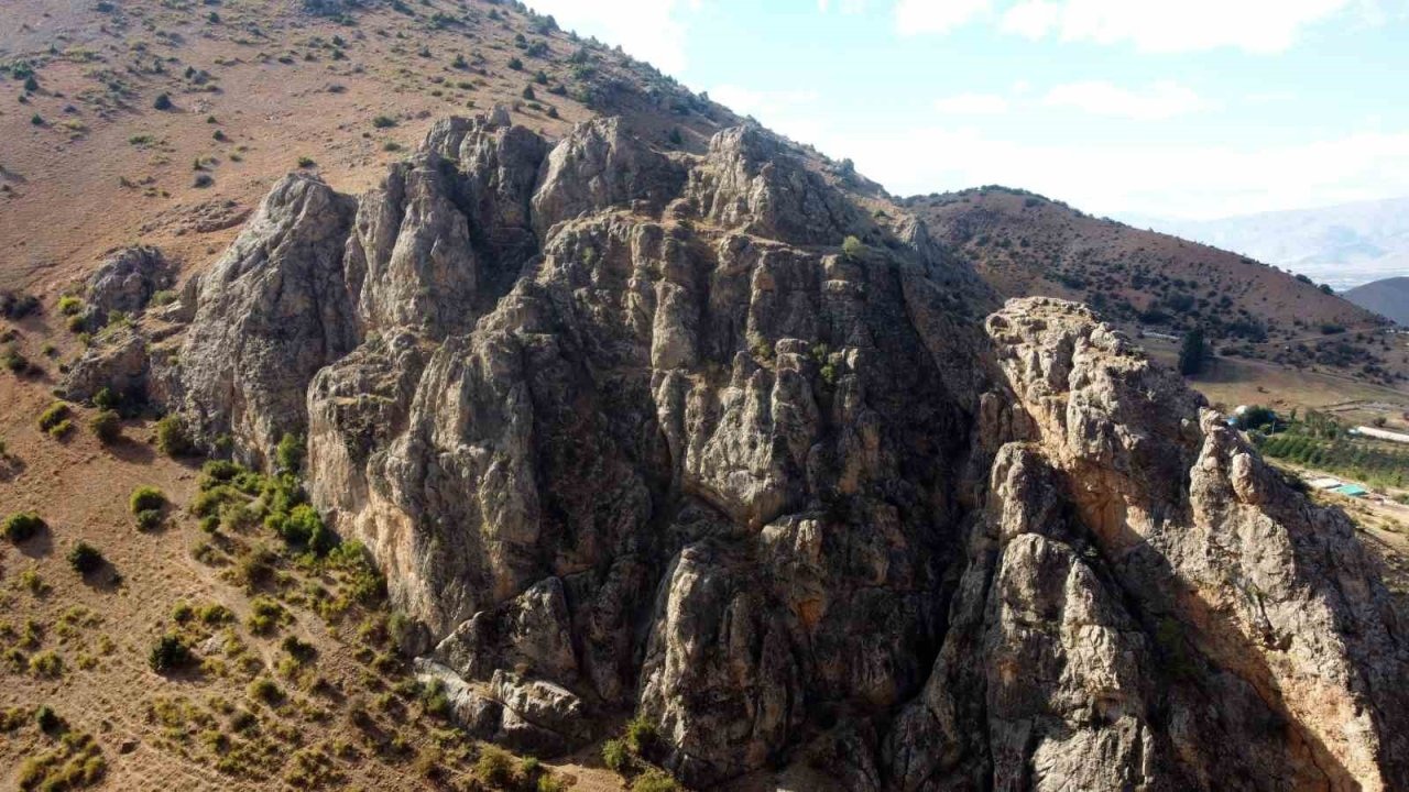 Erzincan’daki Kalecik Kalesinin tarihi Tunç Çağı’na dayanıyor