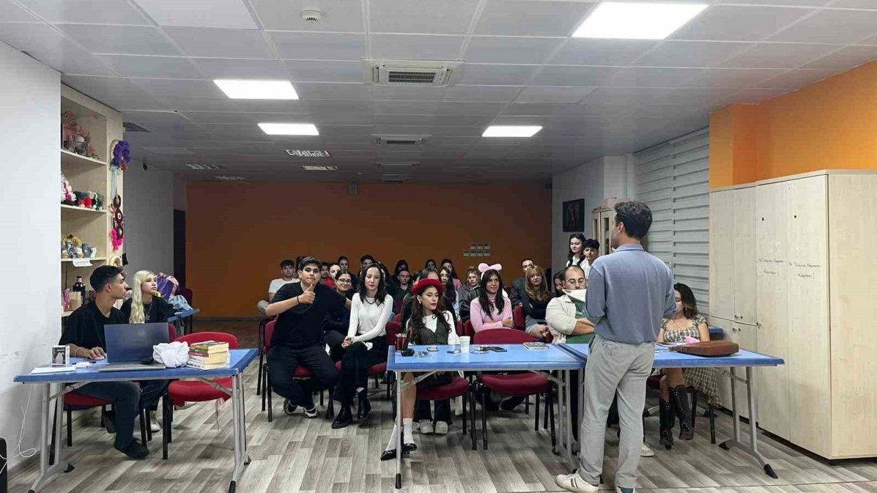 Gönüllü gençler tiyatro sahnesi için kolları sıvadı