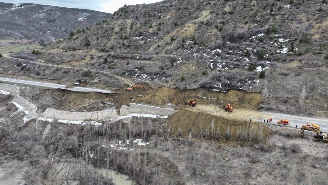 Gümüşhane-Erzincan karayolundaki heyelan bölgesinde çalışmalar sürüyor