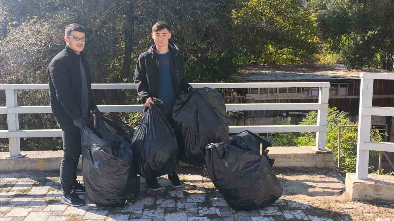 Gümüşhane’de üniversite öğrencileri Harşit Çayı’nı çöplerden arındırdı