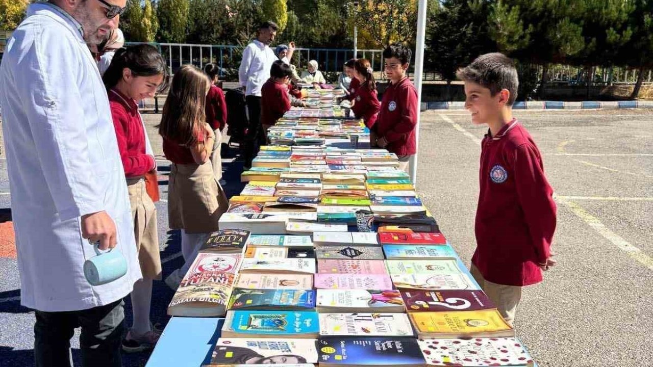 ’Kültür ve Sohbet Odası’ yapımına destek için kitap fuarı...