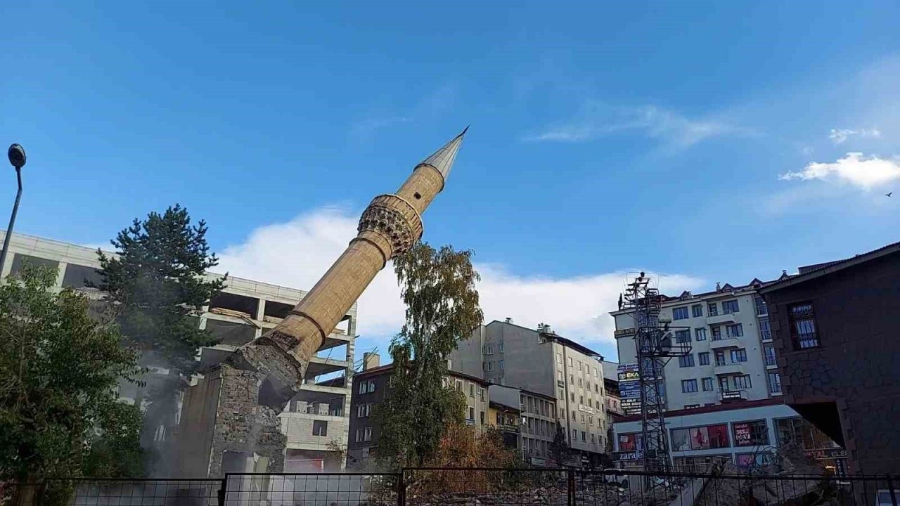 Minare saniyeler içinde yerle bir oldu