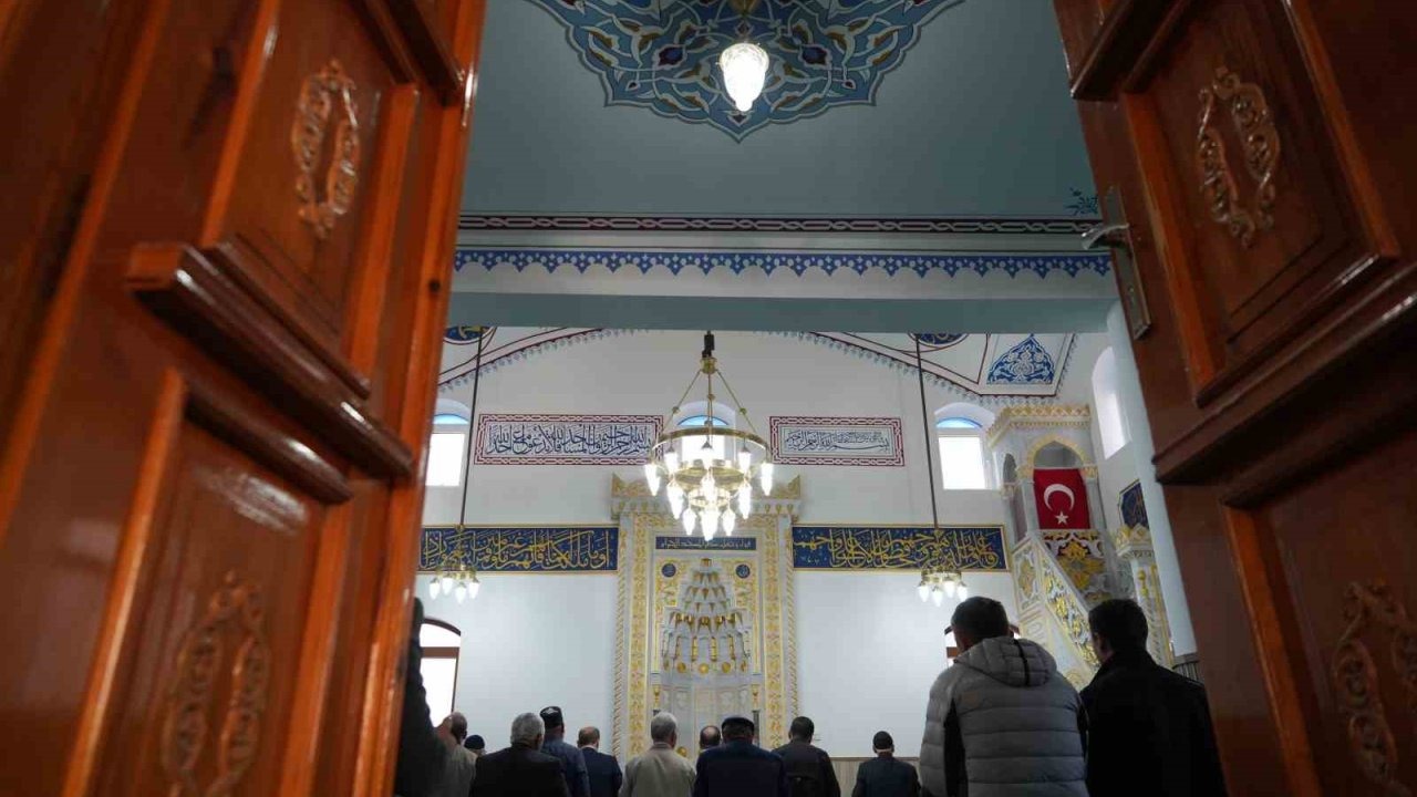 Nakış motifleriyle bezenen yarım asırlık Velişaban Camii yeniden ibadete açıldı
