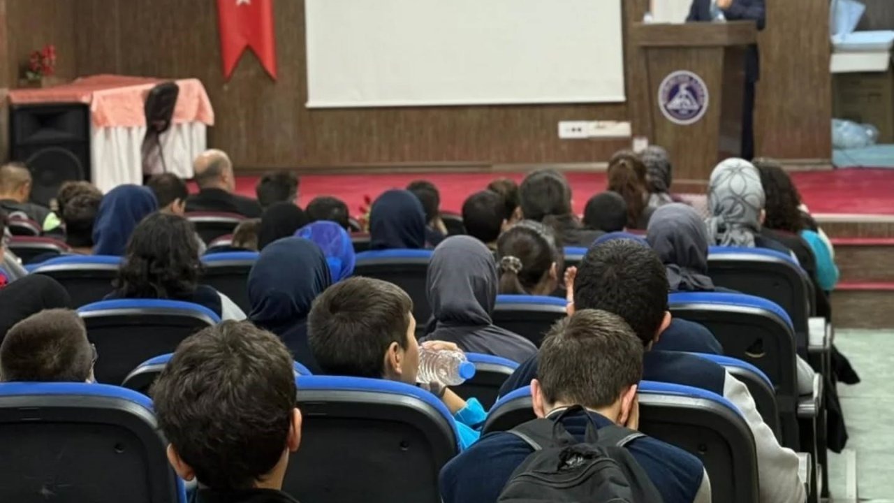 ‘Peygamberimiz ve Aile ahlakı’ konulu konferans düzenlendi