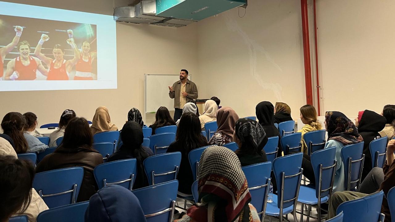 Sultan Fahriye Yurdu’nda ‘Sporda Kadının Rolü’ konuşuldu