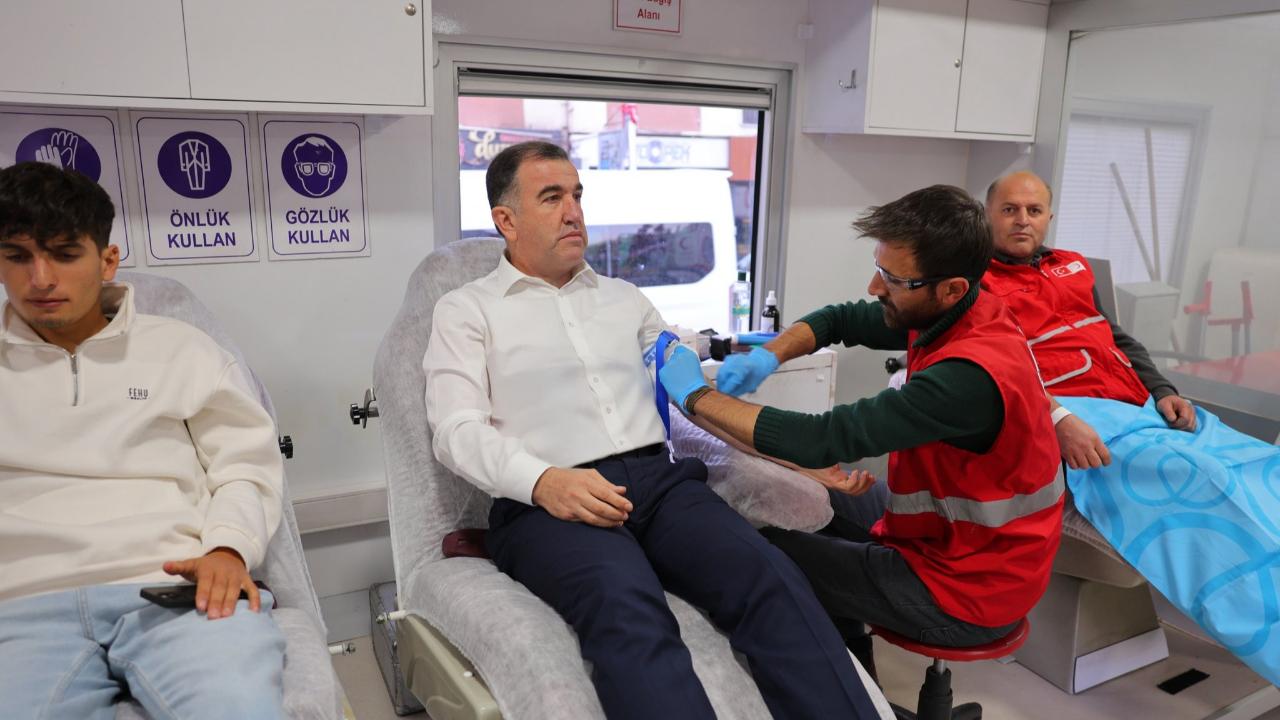 Vali Eldivan kan bağışında bulundu