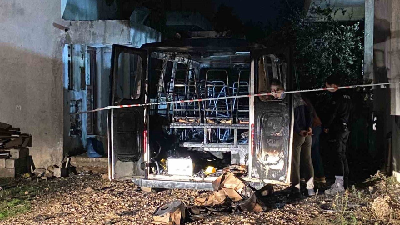 Antalya’da park halindeki minibüs alev alev yandı