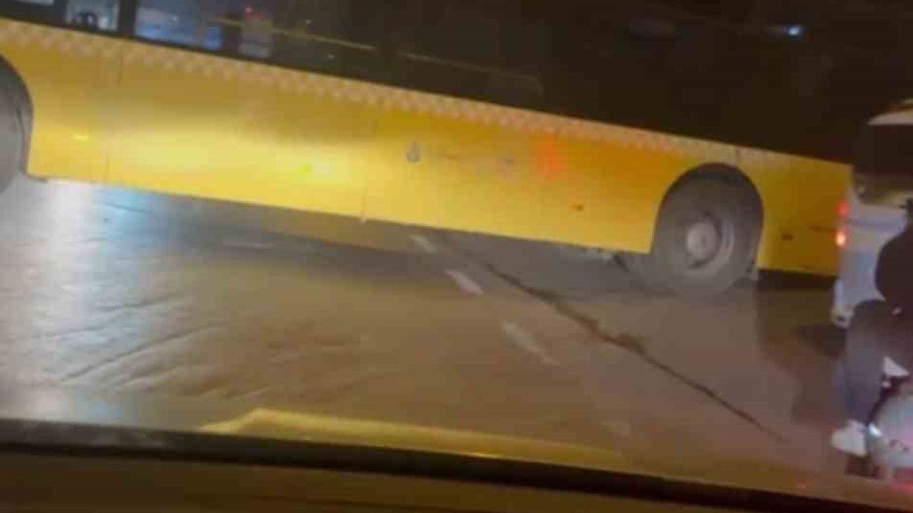 Ataşehir’de dönüş yapmak isteyen otobüs yolda sıkıştı