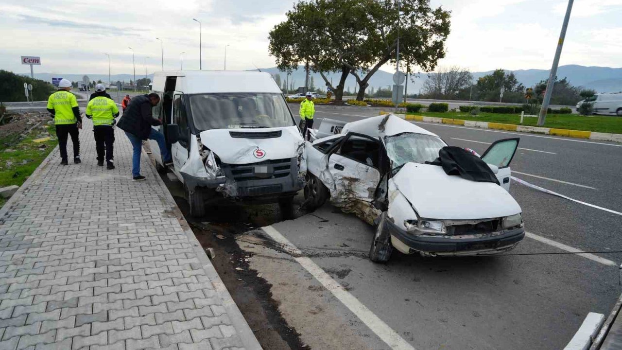 Balıkesir’de işçi servisi ile otomobil çarpıştı: 1 ölü, 4 yaralı