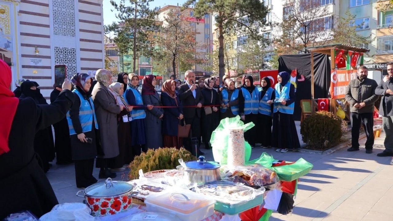 Bayburt’un farklı noktalarında Filistin yararına hayır çarşıları kuruldu