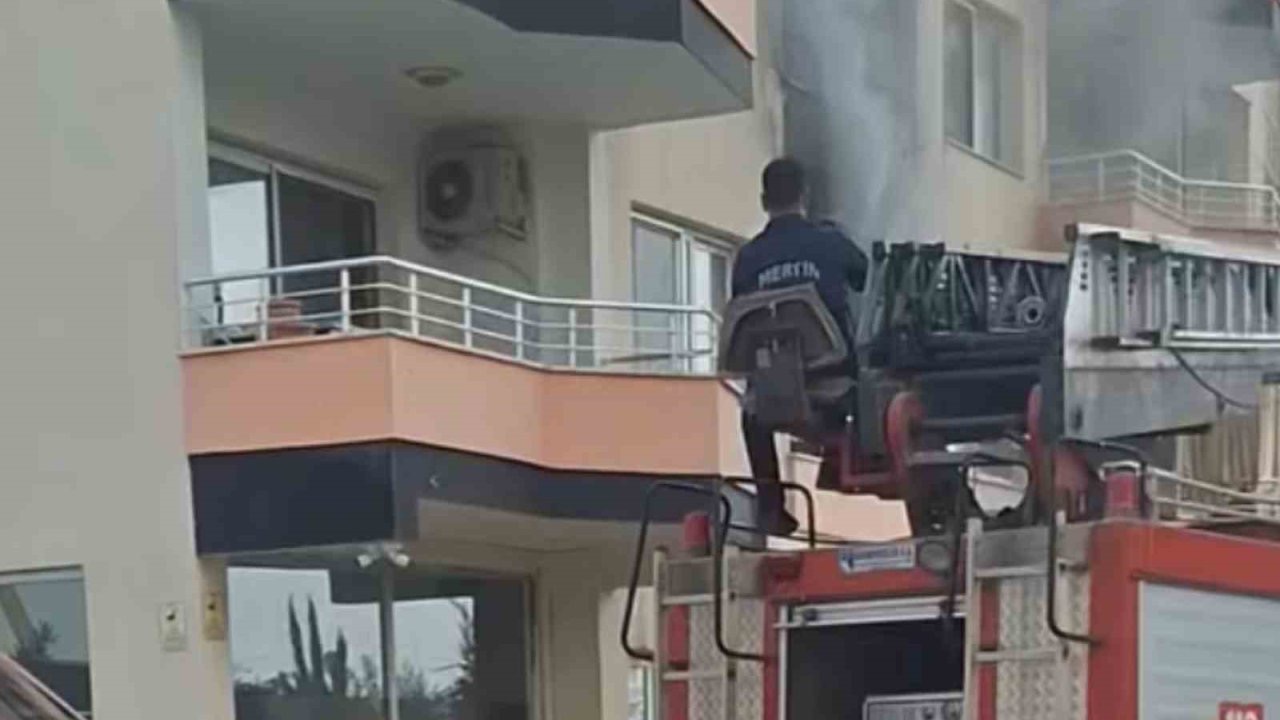 Erdemli’de bina yangını korkuttu