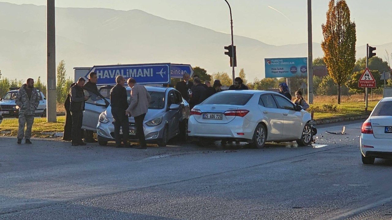Erzincan’da iki otomobil çarpıştı: 5 yaralı